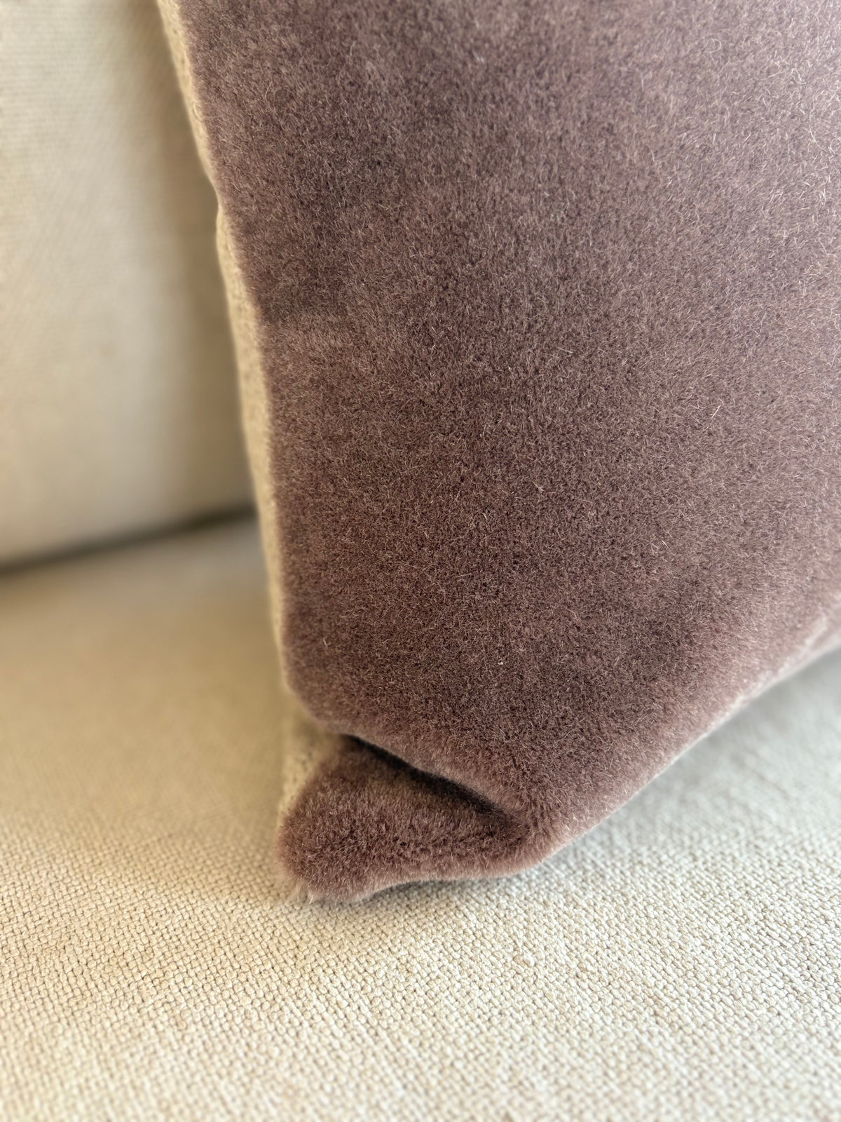 Luxe mohair sierkussen Amy aubergine 50x50 cm