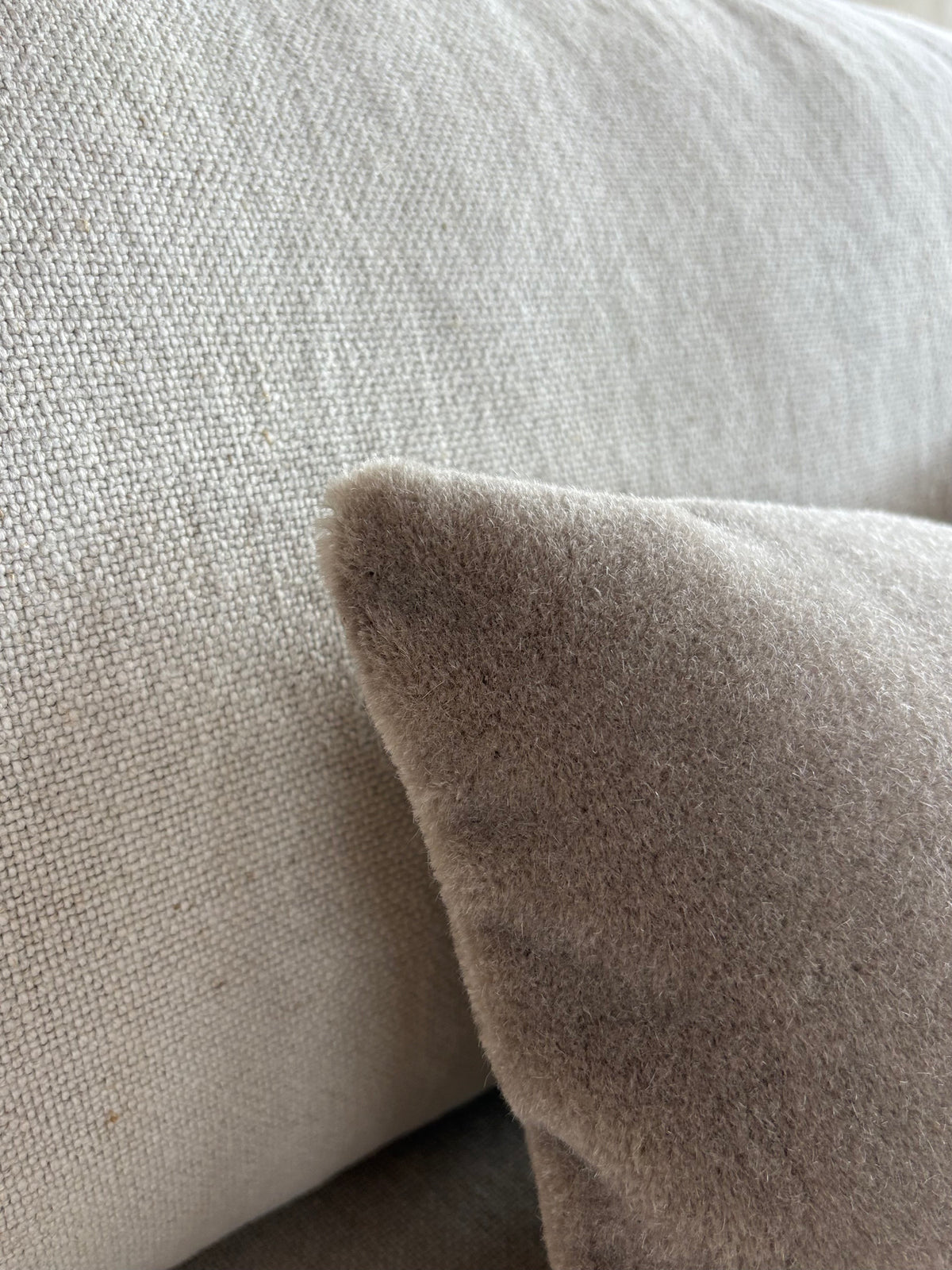 Luxe mohair sierkussen Amy taupe 50x50 cm
