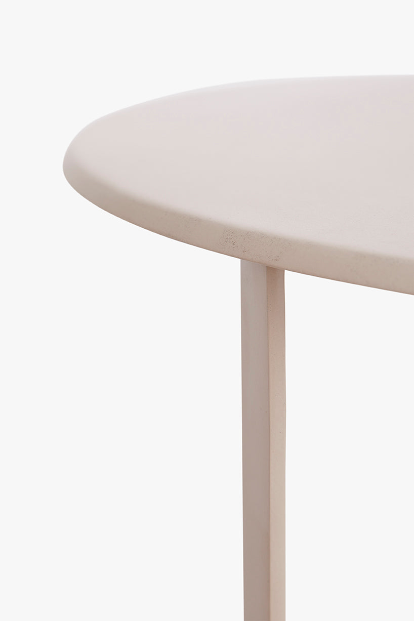 Zijdeglans gecoat metalen bijzettafel Sadie taupe