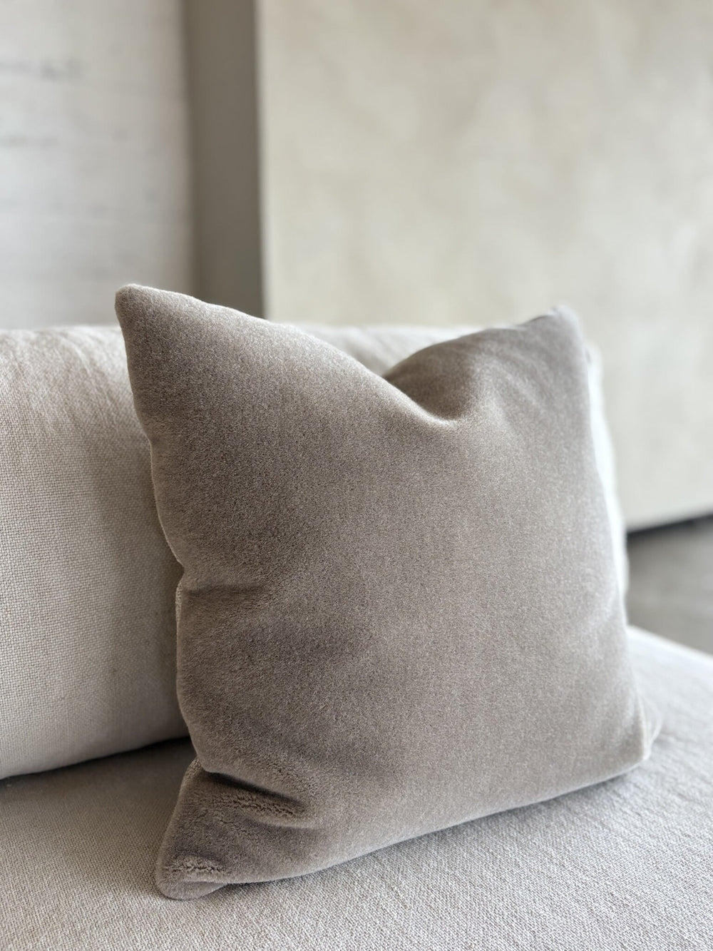 Luxe mohair sierkussen Amy taupe 50x50 cm