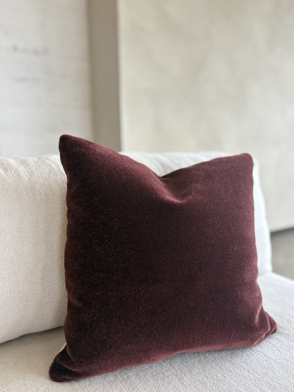 Luxe mohair sierkussen Amy merlot 50x50 cm