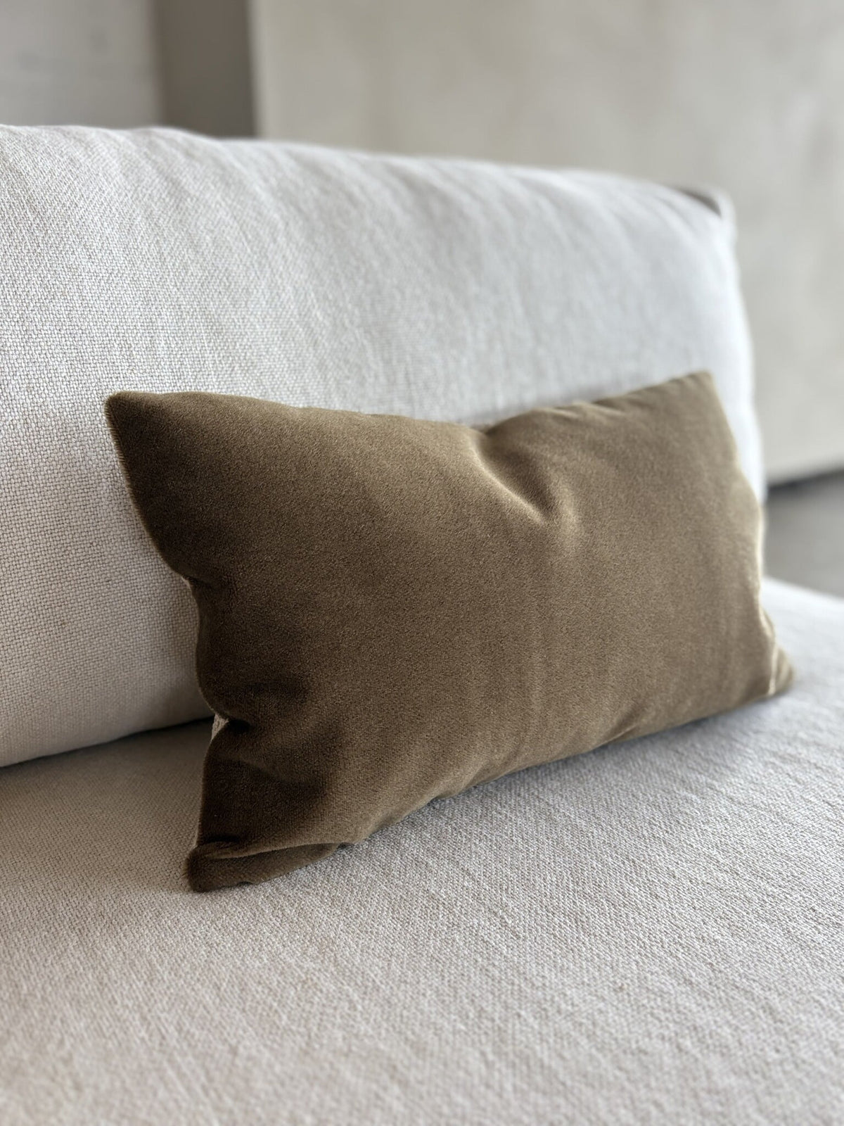 Satin mohair decorative cushion Sara tobacco 50x30 cm