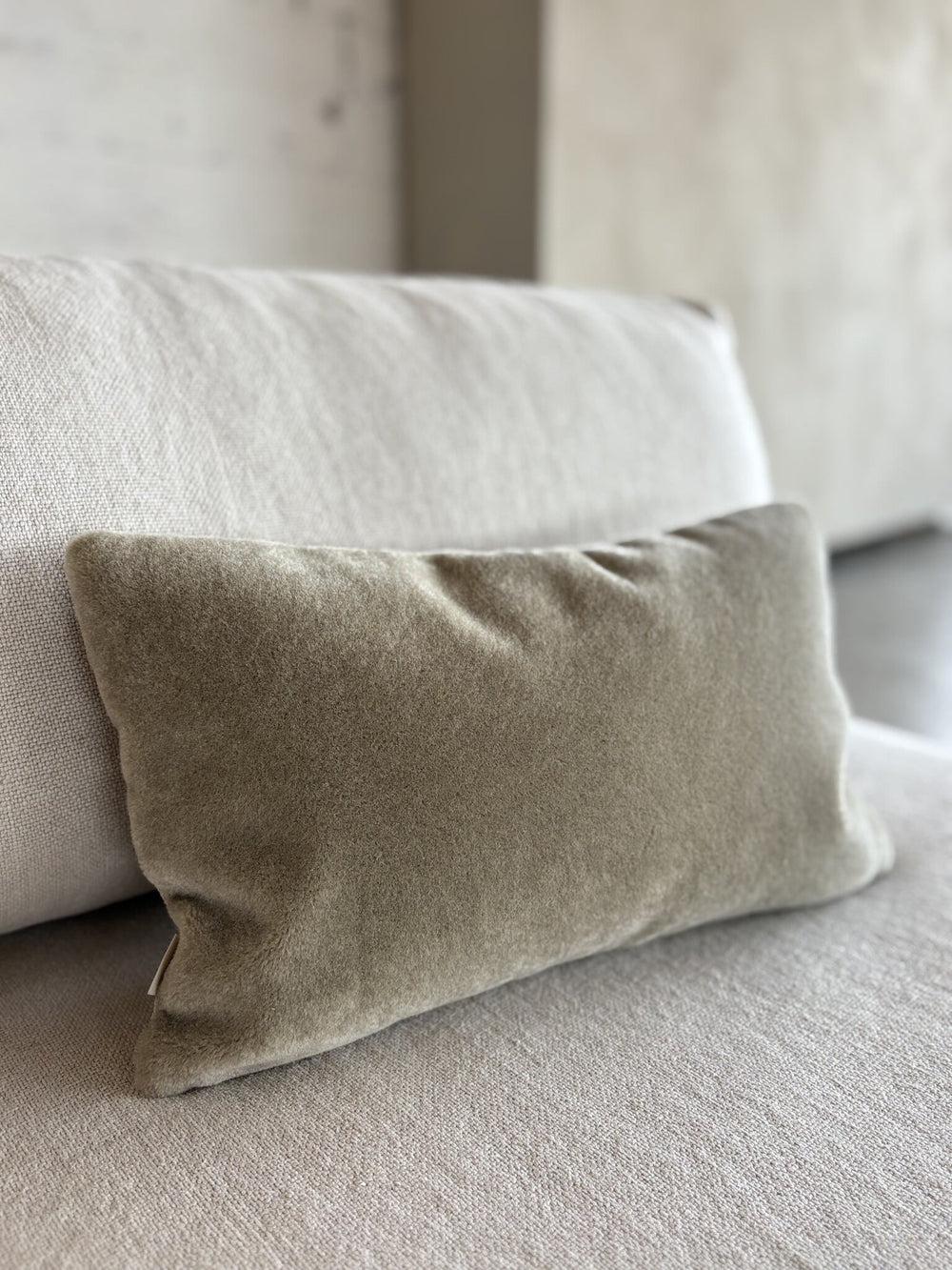 Luxe mohair sierkussen Amy saliegroen 50x30 cm